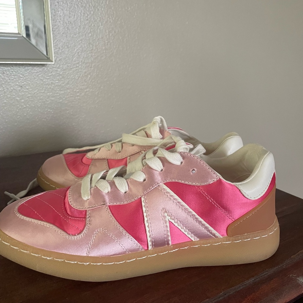 Stylish Pink Women’s Sneakers